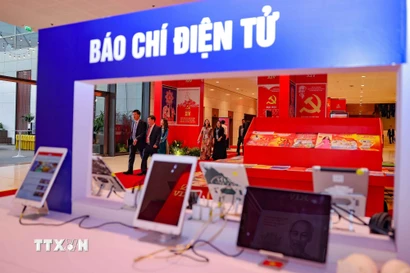 Trưng bày sách, báo chào mừng Đại hội đại biểu toàn quốc lần thứ XIV của Đảng. (Ảnh: TTXVN)