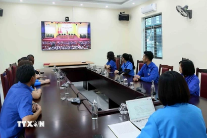 Đoàn viên thanh niên theo dõi phiên khai mạc Đại hội XIV của Đảng được truyền hình trực tiếp. (Ảnh: Quang Quyết/TTXVN)