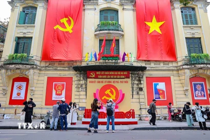 Trụ sở báo Hà Nội Mới được trang hoàng cờ hoa, pano và biểu ngữ chào mừng Đại hội lần thứ XIV của Đảng. (Ảnh: Vũ Quang/TTXVN)
