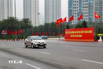Tại các nút giao thông trọng điểm và khu vực trung tâm, các cụm mô hình biểu tượng hoa sen cách điệu cùng logo Đại hội lần thứ XIV của Đảng được dựng lên trang trọng, tạo điểm nhấn rực rỡ cho diện mạo Thủ đô. (Ảnh: Vũ Quang/TTXVN)