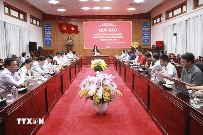 Quang cảnh họp báo, thông tin về công tác chuẩn bị Đại hội đại biểu Đảng bộ tỉnh lần thứ nhất, nhiệm kỳ 2025-2030. (Ảnh: Thanh Bình/TTXVN)