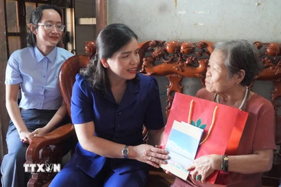 Tặng quà cho người có công với cách mạng. (Ảnh minh họa. Nguồn: TTXVN)