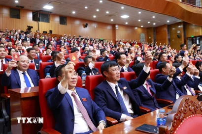 Đại biểu biểu quyết thông qua Nghị quyết Đại hội. (Ảnh: Đồng Thúy/TTXVN)