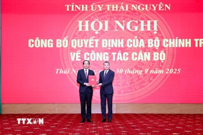 Ông Lê Minh Hưng, Ủy viên Bộ Chính trị, Bí thư Trung ương Đảng, Trưởng Ban Tổ chức Trung ương trao quyết định của Bộ Chính trị về việc điều động, phân công, chỉ định ông Trịnh Xuân Trường, Bí thư Tỉnh ủy Lào Cai, tham gia Ban Chấp hành, Ban Thường vụ, giữ chức Bí thư Tỉnh ủy Thái Nguyên nhiệm kỳ 2025-2030. (Ảnh: Thu Hằng/TTXVN)