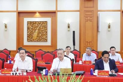 Tổng Bí thư Tô Lâm chủ trì cuộc làm việc của Bộ Chính trị với Ban Thường vụ Đảng ủy Mặt trận Tổ quốc, các đoàn thể Trung ương. (Ảnh: Thống Nhất/TTXVN)
