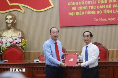 Bí thư Tỉnh ủy Cà Mau Nguyễn Hồ Hải (trái) trao quyết định chuẩn y giữ chức Phó Bí thư Tỉnh ủy nhiệm kỳ 2020-2025 đối với ông Hồ Thanh Thủy. (Ảnh: Chanh Đa/TTXVN)