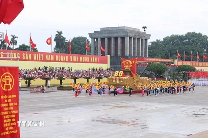 Xe mô hình Quốc huy nước Cộng hòa xã hội chủ nghĩa Việt Nam đi đầu khối diễu binh, diễu hành. (Ảnh: TTXVN)