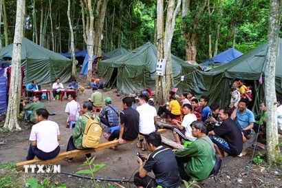 Buổi họp, sinh hoạt Chi bộ bản Phá Mựt (xã Nhôn Mai, tỉnh Nghệ An) diễn ra tại khu nhà bạt dưới tán đại ngàn rừng săng lẻ. (Ảnh: TTXVN phát)