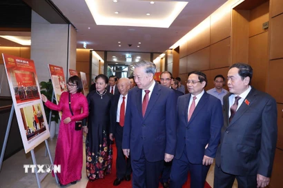 Tổng Bí thư Tô Lâm và các lãnh đạo, nguyên lãnh đạo Đảng, Nhà nước xem trưng bày ảnh. (Ảnh: Thống Nhất/TTXVN)