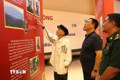Đại biểu tham quan Triển lãm. (Ảnh: Tuấn Anh/TTXVN)