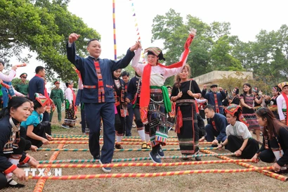 Đồng bào các dân tộc tham dự điệu múa xòe. (Ảnh: Hoàng Hiếu/TTXVN)