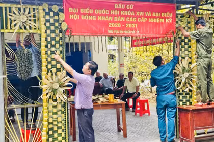 Khu vực bỏ phiếu tại xã Vĩnh Bình (tỉnh An Giang) được trang trí bằng lá dừa tạo không khí vui tươi, phấn khởi cho ngày hội non sông. (Ảnh: Văn Sĩ/TTXVN)
