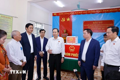 Chủ tịch Quốc hội Trần Thanh Mẫn giám sát, kiểm tra công tác bầu cử tại Khu vực bỏ phiếu số 31, xã Hưng Nguyên, tỉnh Nghệ An. (Ảnh: Doãn Tấn/TTXVN)