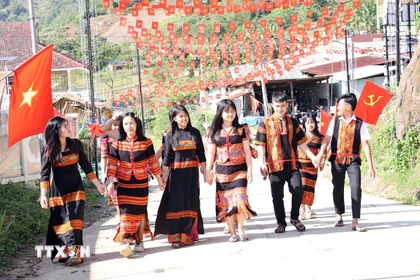 Cử tri đồng bào dân tộc thiểu số Xê Đăng, xã Trà Linh, thành phố Đà Nẵng đến điểm bầu cử tìm hiểu tiểu sử các ứng cử viên Quốc hội và Hội đồng Nhân dân. (Ảnh: Trần Tĩnh/TTXVN)