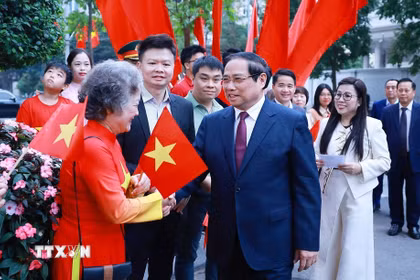 Thủ tướng Phạm Minh Chính và Phu nhân với cử tri tại Khu vực bỏ phiếu số 21 phường Tây Hồ, thành phố Hà Nội. Ảnh: Dương Giang - TTXVN