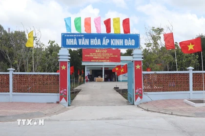 Điểm bầu cử tại ấp Kinh Đào (xã Đất Mũi) hoàn thành công tác trang trí sẵn sàng cho ngày bầu cử. (Ảnh: Tuấn Phi/TTXVN)