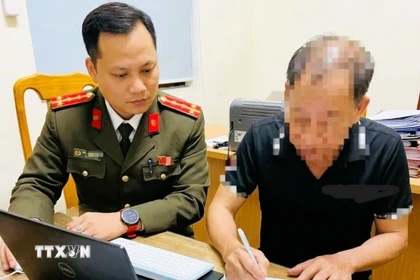 Các đối tượng tự giác gỡ bỏ bài viết, cam kết chấp hành quyết định xử phạt vi phạm hành chính. (Ảnh: TTXVN phát)