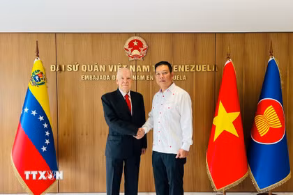 Đại sứ Vũ Trung Mỹ tiếp Tiến sỹ Carolus Wimmer, Chủ tịch Nhà Hữu nghị Venezuela-Việt Nam. (Nguồn: TTXVN phát)
