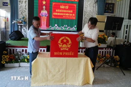 Một điểm bầu cử trên địa bàn tỉnh Đồng Nai được tổ chức trong khuôn viên nhà của một hộ gia đình. (Ảnh: Lê Xuân/TTXVN)