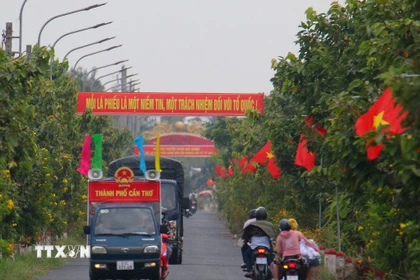 Tuyên truyền cuộc bầu cử bằng hình thức treo băngrôn, xe lưu động trên địa bàn xã Vĩnh Viễn, thành phố Cần Thơ. (Ảnh: Duy Khương/TTXVN)