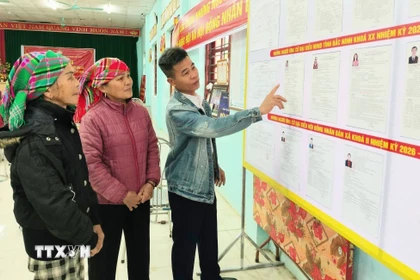 Danh sách và tiểu sử tóm tắt của các ứng cử viên được niêm yết công khai để cử tri tìm hiểu trước khi lựa chọn. (Ảnh: Đồng Thúy/TTXVN)