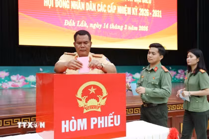 Cán bộ, chiến sỹ Công an tỉnh Đắk Lắk thực hiện việc bầu cử sớm. (Ảnh: Hoài Thu/TTXVN)