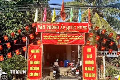 Các điểm bầu cử trên địa bàn xã Nhơn Hội (tỉnh An Giang) được hoàng rực rỡ, tạo không khí háo hức, sẵn sàng cho Ngày bầu cử. (Ảnh: Công Mạo/TTXVN)