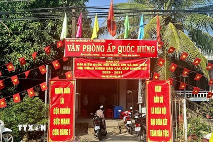 Các điểm bầu cử trên địa bàn xã Nhơn Hội (tỉnh An Giang) được hoàng rực rỡ, tạo không khí háo hức, sẵn sàng cho Ngày bầu cử. (Ảnh: Công Mạo/TTXVN)