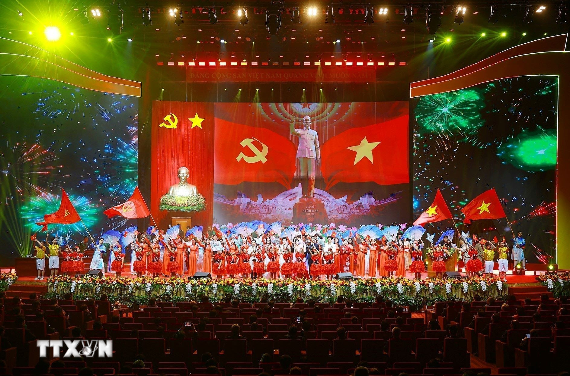 Chương trình nghệ thuật chào mừng Đại hội đại biểu Đảng bộ Chính phủ lần thứ nhất, nhiệm kỳ 2025-2030. (Ảnh: Dương Giang/TTXVN)