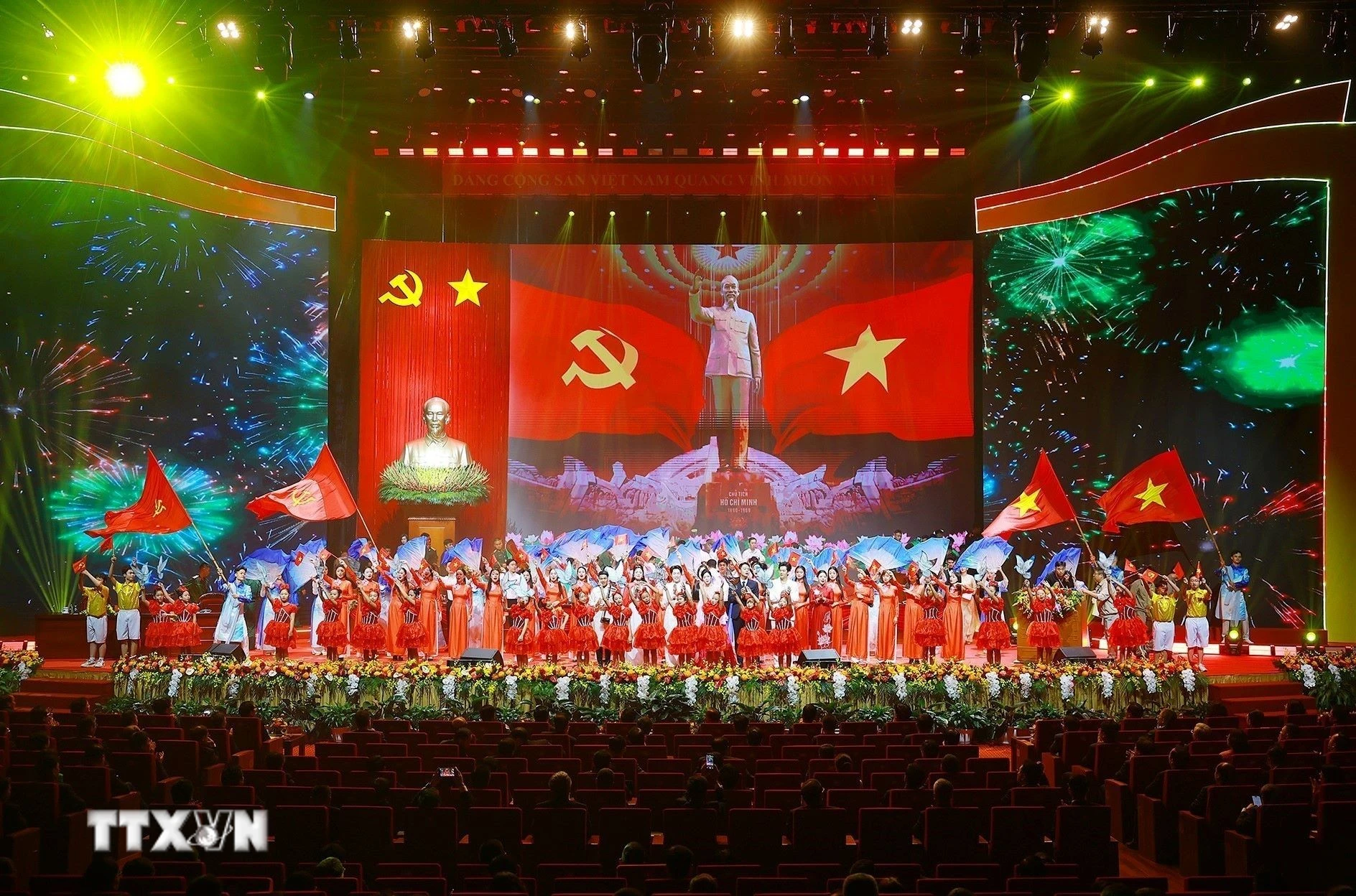 Chương trình nghệ thuật chào mừng Đại hội đại biểu Đảng bộ Chính phủ lần thứ nhất, nhiệm kỳ 2025-2030. (Ảnh: Dương Giang/TTXVN)