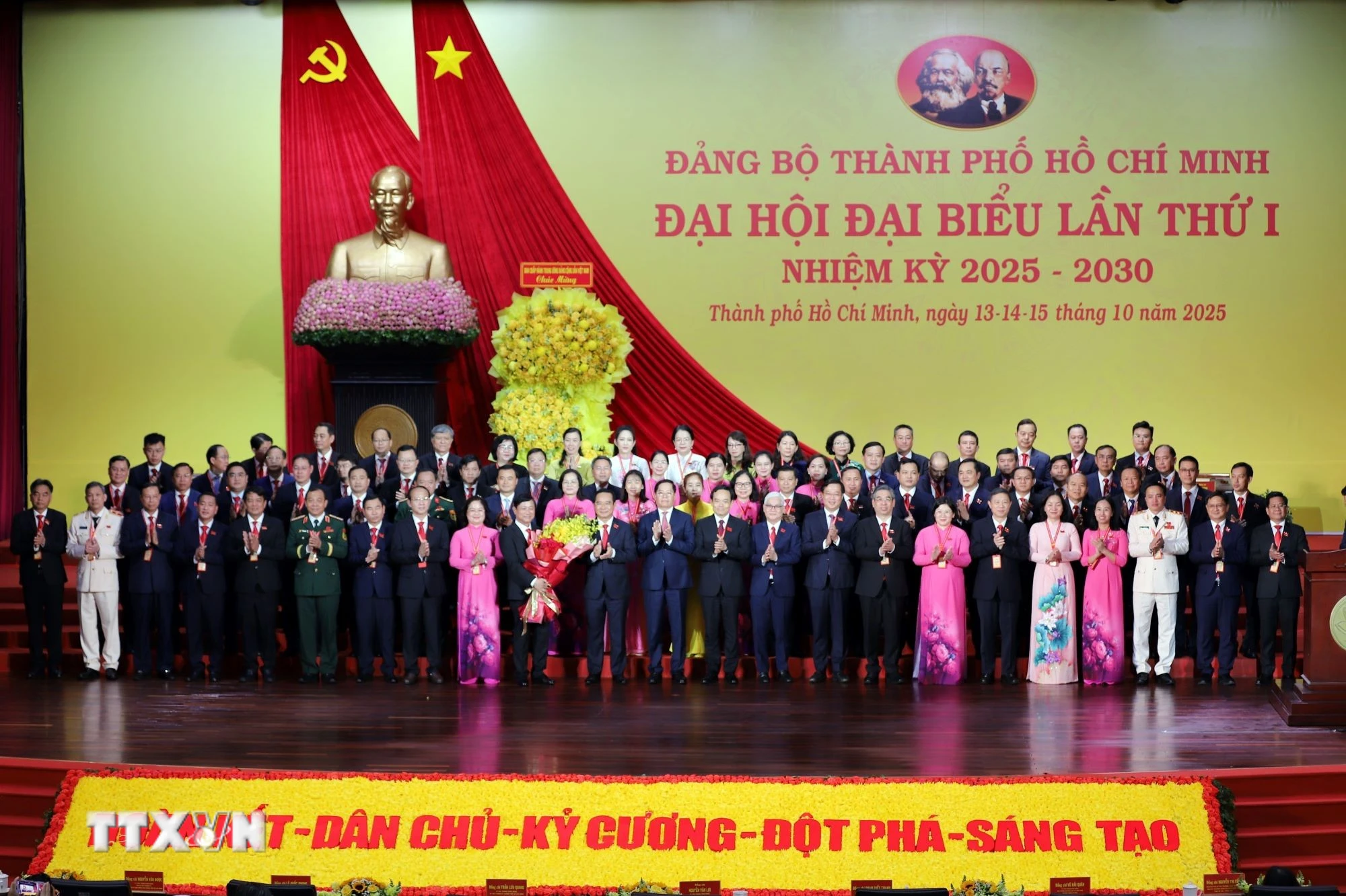 Ra mắt Đoàn đại biểu Đảng bộ Thành phố Hồ Chí Minh dự Đại hội Đại biểu toàn quốc lần thứ XIV của Đảng. (Ảnh: Tiến Lực/TTXVN)