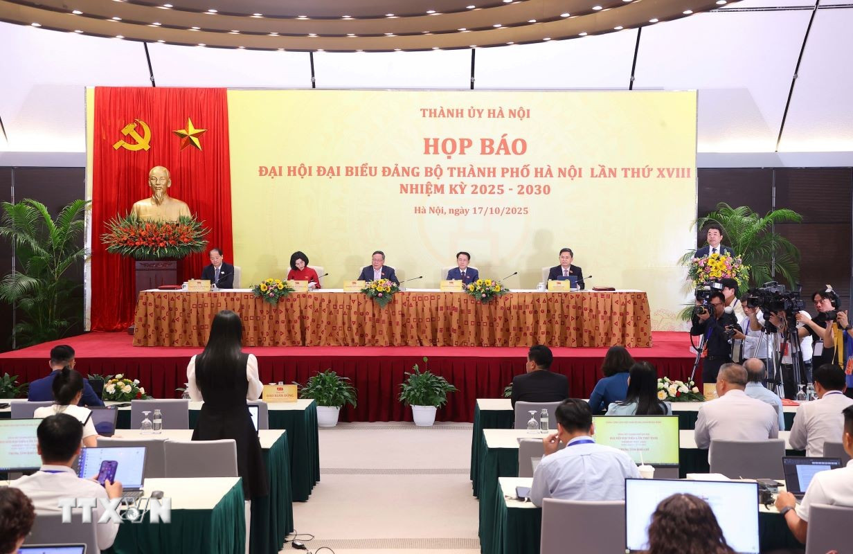 Quang cảnh buổi họp báo báo thông tin về kết quả Đại hội Đảng bộ thành phố Hà Nội lần thứ 18. (Ảnh: Văn Điệp/TTXVN)