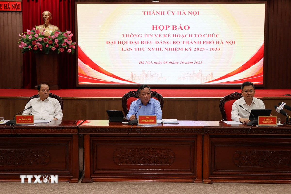 Các đồng chí lãnh đạo thành phố Hà Nội chủ trì họp báo. (Ảnh: Vũ Quang/TTXVN) 