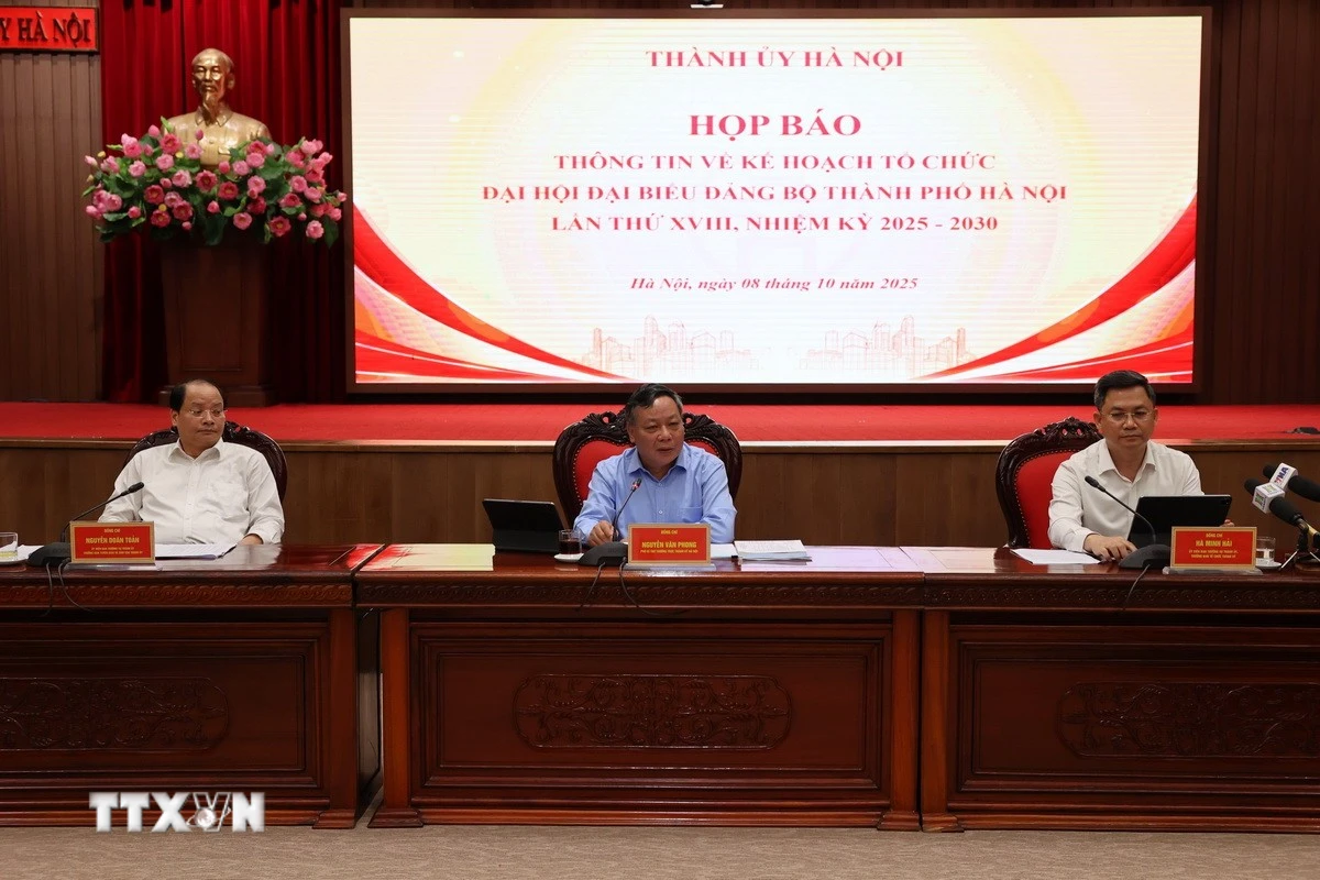 Các đồng chí lãnh đạo thành phố Hà Nội chủ trì họp báo. (Ảnh: Vũ Quang/TTXVN) 