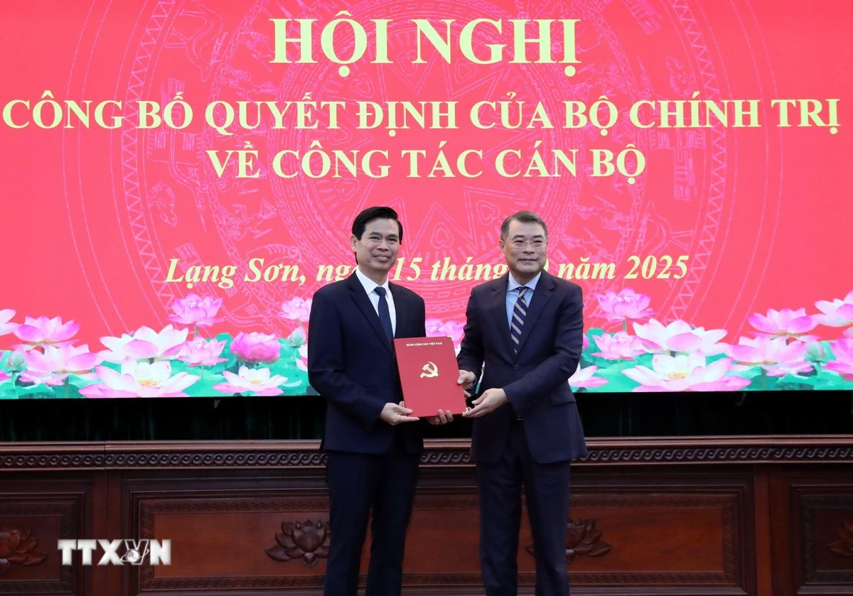 Ủy viên Bộ Chính trị, Bí thư Trung ương Đảng, Trưởng ban Tổ chức Trung ương Lê Minh Hưng trao quyết định cho tân Bí thư Tỉnh ủy Lạng Sơn Hoàng Quốc Khánh. (Ảnh: Văn Đạt/TTXVN)