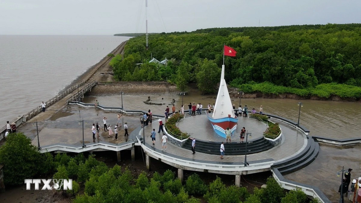 Biểu tượng Mũi tàu (Khu Du lịch Mũi Cà Mau, xã Đất Mũi, tỉnh Cà Mau). (Ảnh: Tuấn Kiệt/TTXVN)