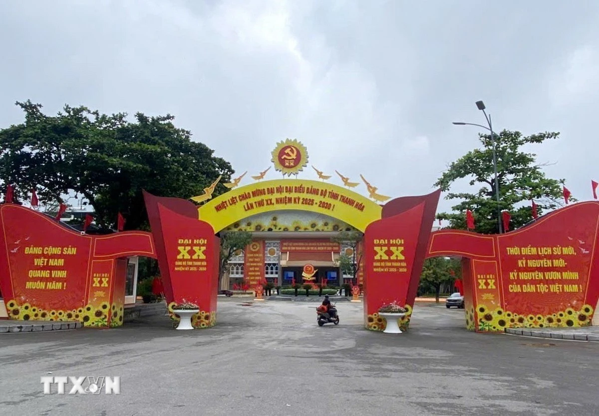 Công tác chuẩn bị trang trí khánh tiết chuẩn bị cho Đại hội Đảng bộ tỉnh Thanh Hóa lần thứ XX, nhiệm kỳ 2025- 2030 diễn ra từ ngày 14-16/10. (Ảnh: Việt Hoàng/TTXVN)