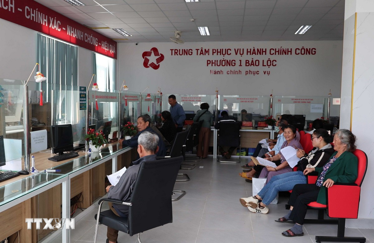 Người dân làm thủ tục tại Trung tâm phục vụ hành chính công phường 1 Bảo Lộc (Lâm Đồng). (Ảnh: Kha Phạm/TTXVN)