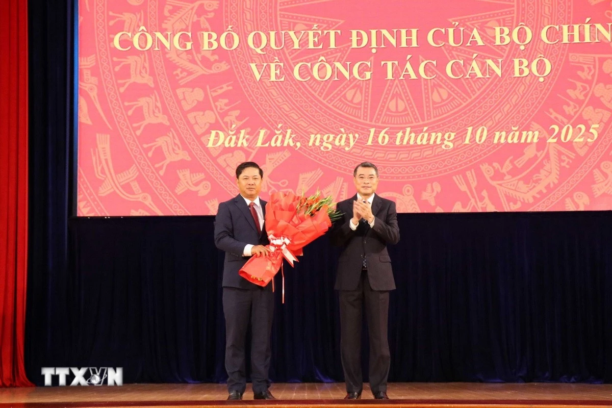 Trưởng Ban Tổ chức Lê Minh Hưng trao quyết định của Bộ Chính trị cho đồng chí Lương Nguyễn Minh Triết. (Ảnh: Ngọc Minh/TTXVN)