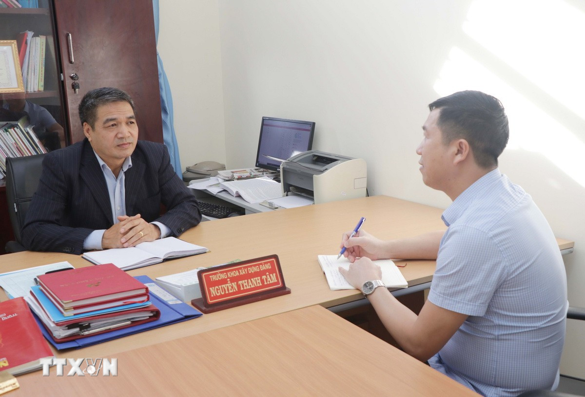 Thạc sỹ Nguyễn Thanh Tâm, Trưởng Khoa Xây dựng Đảng, Trường Chính trị tỉnh Sơn La trả lời phỏng vấn phóng viên TTXVN về dự thảo các văn kiện trình Đại hội Đảng. (Ảnh: TTXVN phát)