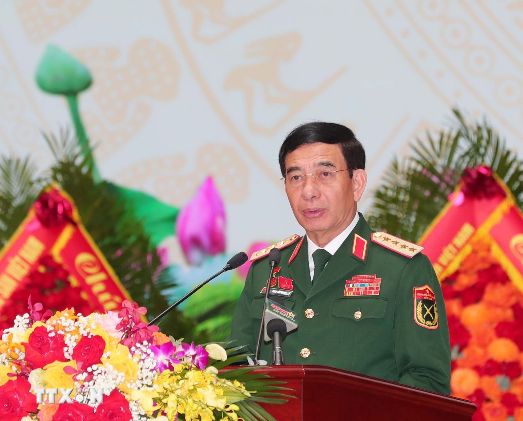 Đại tướng Phan Văn Giang, Ủy viên Bộ Chính trị, Phó Bí thư Quân ủy Trung ương, Bộ trưởng Bộ Quốc phòng trình bày Báo cáo chính trị. (Ảnh: Trọng Đức/TTXVN)