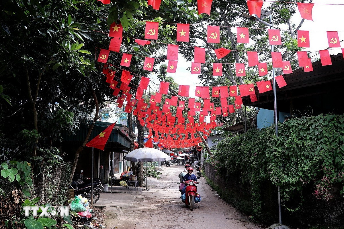 Rực rỡ cờ hoa tại các con đường thôn, xóm xã Cao Sơn, hướng đến Đại hội Đảng bộ tỉnh Phú Thọ lần thứ nhất. (Ảnh: Thanh Hải/TTXVN)