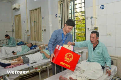 Hòm phiếu lưu động: Bảo đảm quyền bầu cử cho những cử tri đặc biệt