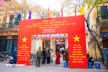 Di tích 40 Lãn Ông (Hội quán Phúc Kiến) là điểm bỏ phiếu của các tổ dân phố Hàng Bồ số 3, số 5, số 6. (Ảnh: Minh Sơn/Vietnam+)