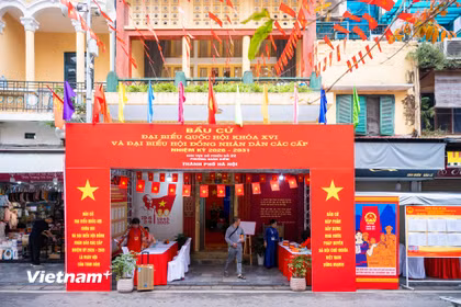 Sáng 15/3, hơn 6 triệu cử tri của Thủ đô Hà Nội hoà cùng hơn 78,9 triệu cử tri trên cả nước tiến hành bỏ phiếu bầu cử đại biểu Quốc hội khóa XVI và đại biểu HĐND các cấp nhiệm kỳ 2026-2031. (Ảnh: Minh Sơn/Vietnam+)
