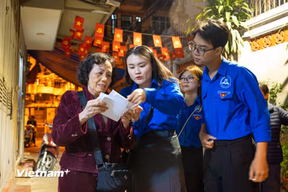 'Nước rút' chuẩn bị phiếu bầu, gõ cửa từng nhà phát thẻ cử tri ở Hà Nội 