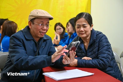 Thông qua việc quét mã QR bằng điện thoại thông minh, cử tri có thể nhanh chóng kiểm tra các thông tin liên quan quyền bầu cử của mình, kịp thời phản ánh, chỉnh sửa nếu có sai sót. (Ảnh: Minh Sơn/Vietnam+)