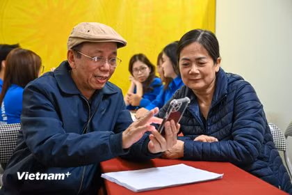 Thông qua việc quét mã QR bằng điện thoại thông minh, cử tri có thể nhanh chóng kiểm tra các thông tin liên quan quyền bầu cử của mình, kịp thời phản ánh, chỉnh sửa nếu có sai sót. (Ảnh: Minh Sơn/Vietnam+)