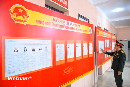 Ban bầu cử số 6 phường Đống Đa kiểm tra, rà soát khu vực bỏ phiếu số 22 (Trụ sở Hội chữ thập đỏ Đống Đa). (Ảnh: Minh Sơn/Vietnam+)