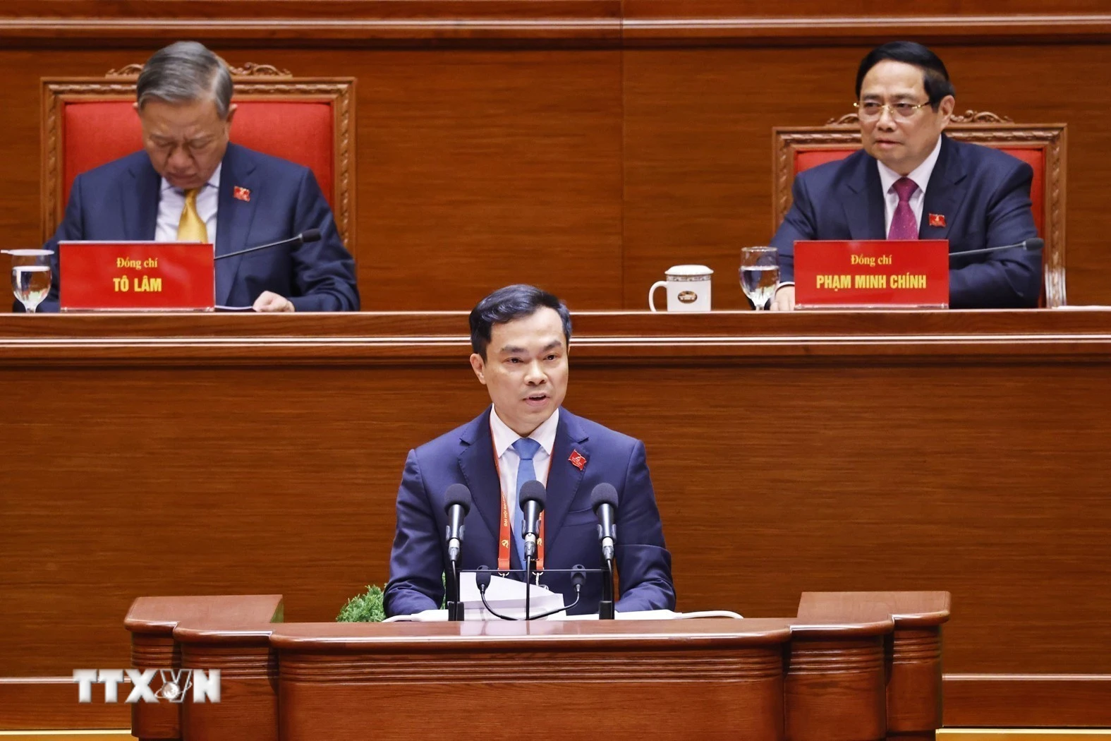 Đồng chí Nguyễn Mạnh Hùng, Phó Giám đốc Học viện Chính trị quốc gia Hồ Chí Minh, trình bày tham luận “Hoàn thiện lý luận về đường lối đổi mới của Đảng trong kỷ nguyên vươn mình của dân tộc”. (Ảnh: TTXVN)